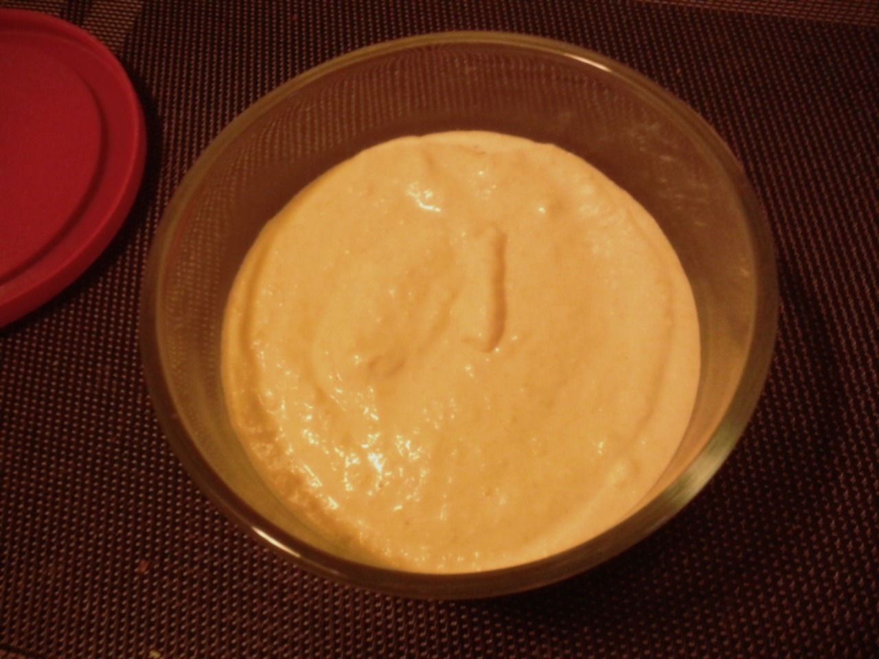 L'humus s'est raffermit légèrement au frigo, et il est plus beige que sur la photo (remerciez mon éclairage avec plein d'ampoules différentes ;) ) 