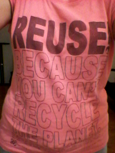 Ici, le slogan fut directement imprimé sur le t-shirt. Comme il est légèrement trop grand, je le porte principalement pour dormir. :)