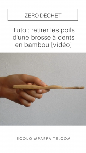 Image de présentation de l'article contenant une photo d'une main tenant une brosse à dents en bambou sans poils.